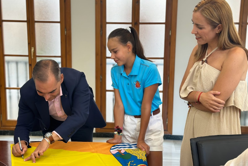 EL ALCALDE DE BENALMADENA RECIBE A LA GOLFISTA ISABELA ARELLANO TRAS GANAR POR 'HANDICAP' EN EL ANDALUZ DE ISLA CANELA LINKS