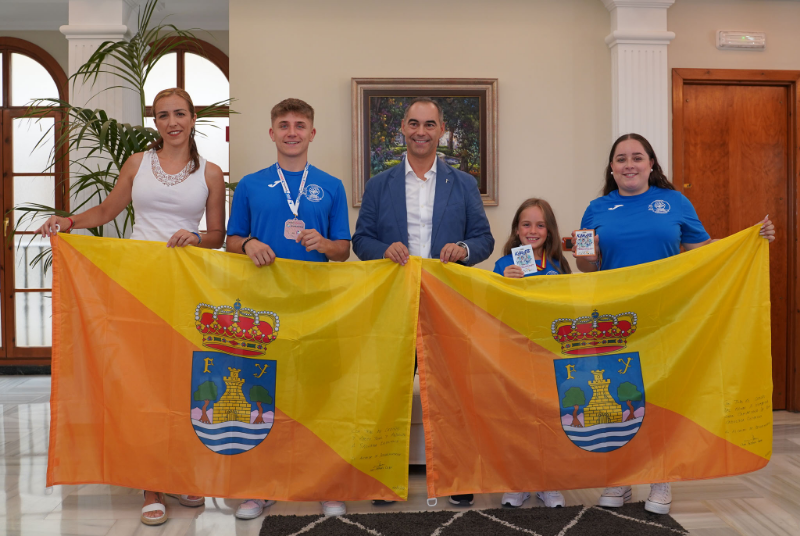 EL ALCALDE DE BENALMADENA FELICITA  A SALVADOR BALBUENA Y CAROLINA OLIVEIRA POR SUS GRANDES LOGROS DEPORTIVOS Y LE HACE ENTREGA DE LA BANDERA DEL MUNICIPIO