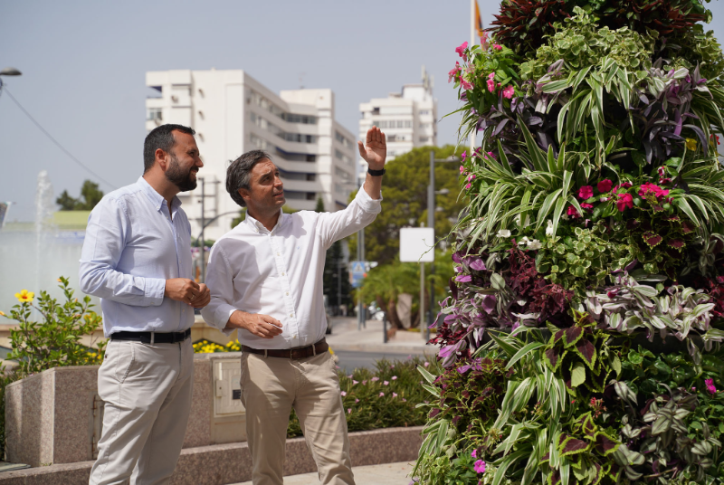 EL AYUNTAMIENTO INICIA UN PLAN DE EMBELLECIMIENTO CON LA INSTALACION DE JARDINERAS VERTICALES CON FLORES