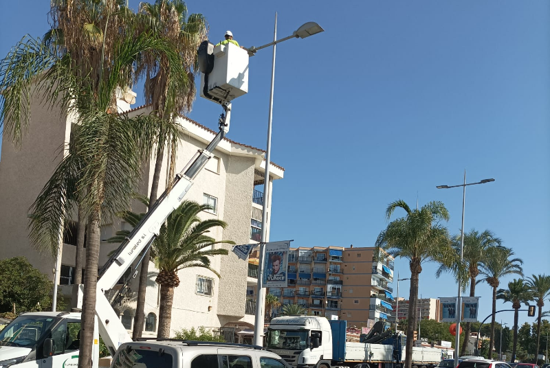 EL AYUNTAMIENTO DE BENALMADENA REEMPLAZA LAMPARAS DE SODIO POR LUMINARIA LED POR TODA LA COSTA