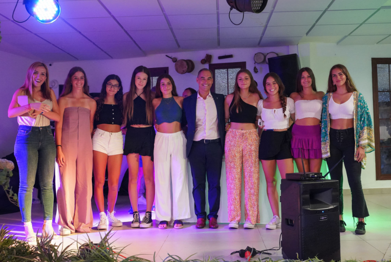 EL ALCALDE DE BENALMADENA COMPARTE EL ACTO DE CIERRE DE TEMPORADA DEL CLUB BALONMANO MARAVILLAS