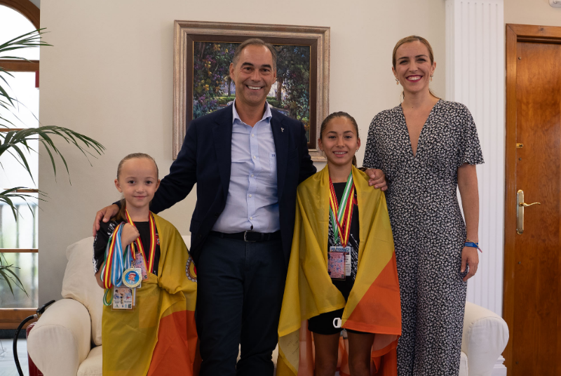 EL ALCALDE DE BENALMADENA FELICITA A LAS KARATEKAS MIA ONTORIA BABINSKA Y ORNELLA ROCHA PEPERMANS POR SUS GRANDES EXITOS DEPORTIVOS.