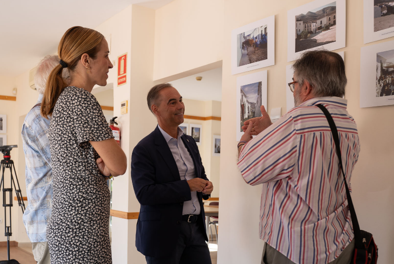 EL ALCALDE DE BENALMADENA VISITA LA MUESTRA DE FOTOGRAFIAS DE FINALES DE LOS AÑOS 50 EXPUESTA EN SILVESTRE GONZALEZ POR BEN-AL-ARTE