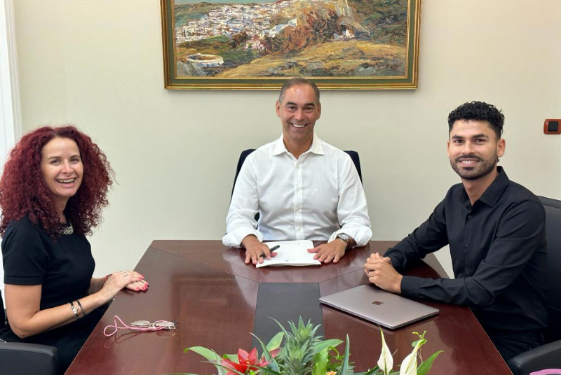 Benalmádena será municipio pionero en España en izar la Bandera de las Comunidades Sordas en su Ayuntamiento.