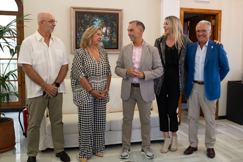 El alcalde de Benalmádena destaca la gran labor que realiza la AECC de Benalmádena en la lucha y prevención del cáncer
