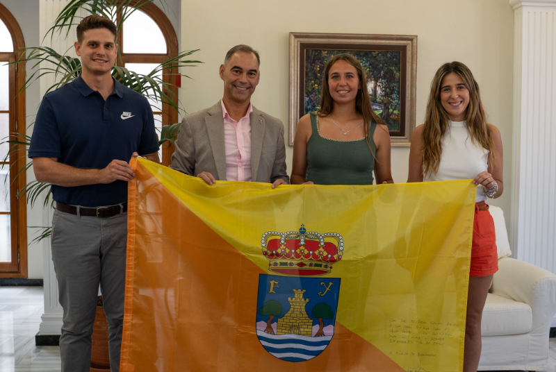El alcalde de Benalmádena felicita a la futbolista Silvia Mérida y destaca sus grandes logros a nivel internacional