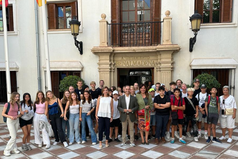 Alumnos del Colegio Noruego visitan el Ayuntamiento de Benalmádena para conocer su funcionamiento y la Alcaldía