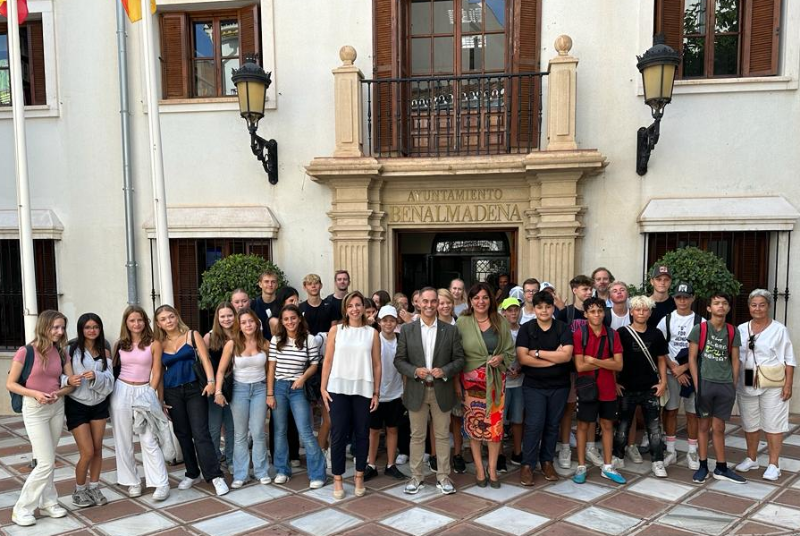 Alumnos del Colegio Noruego visitan el Ayuntamiento de Benalmádena para conocer su funcionamiento y la Alcaldía 