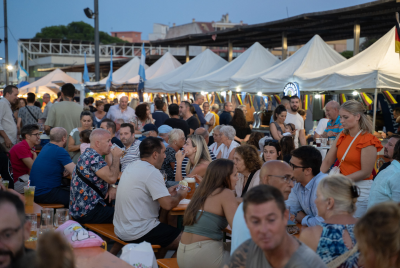 Cientos de personas disfrutan del Oktoberfest, la fiesta de la cerveza artesana por excelencia, en Benalmádena