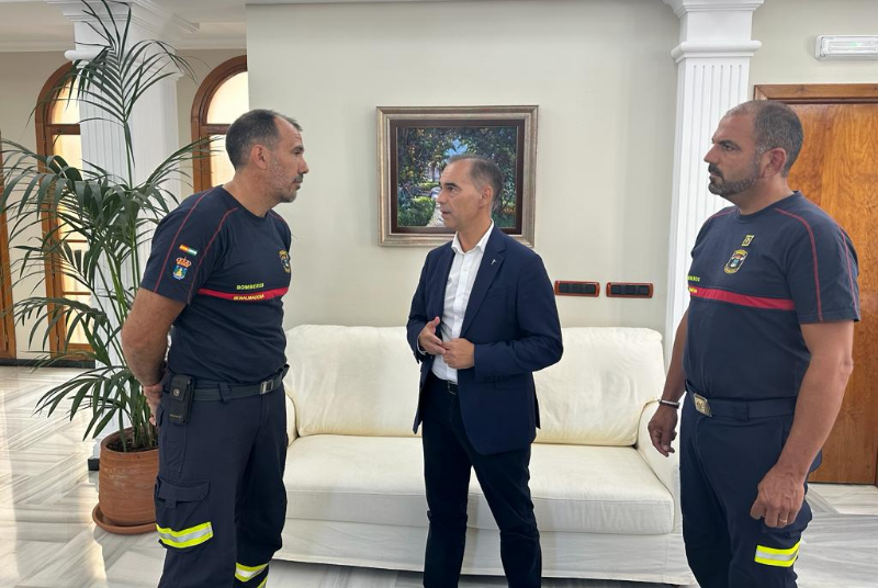 El alcalde mantiene un encuentro con Óscar Raggio, un agente del Cuerpo de Bomberos de Benalmádena que ayudó en el terremoto de Marruecos