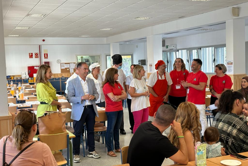 El alcalde comparte el comienzo del nuevo curso escolar con un desayuno del AMPA del Colegio La Leala 