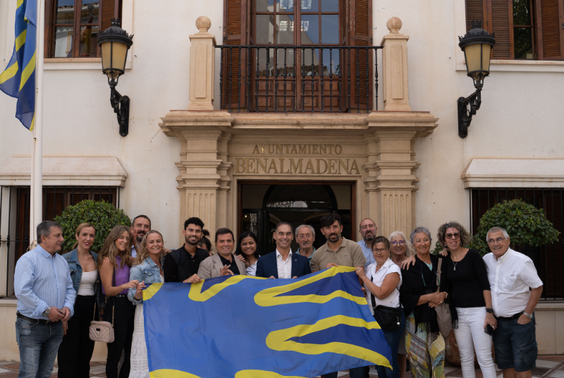 Benalmádena, municipio pionero en España en izar la Bandera de las Comunidades Sordas en el Ayuntamiento