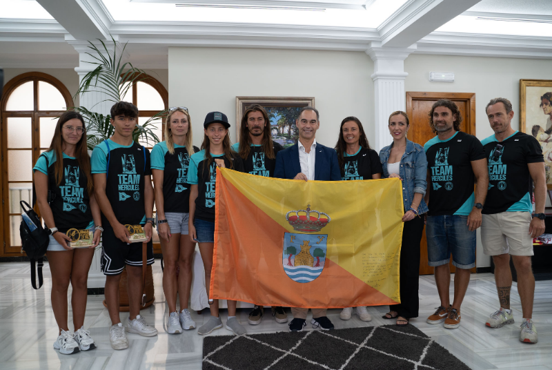 El alcalde de Benalmádena felicita al equipo de Paddle Surf Team Hércules tras lograr 18 medallas en la quinta prueba de la Liga Andaluza