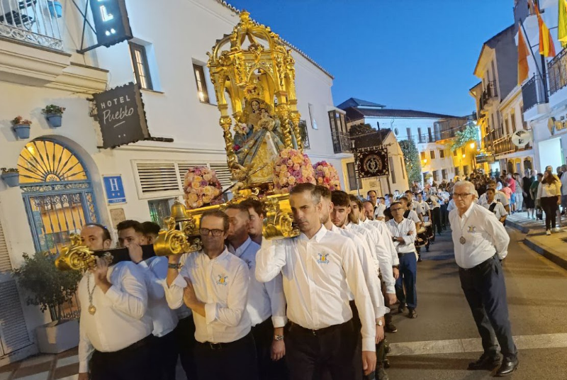 Lleno en las calles de Benalmádena Pueblo con el emotivo Traslado de la Virgen de la Cruz hasta su Ermita