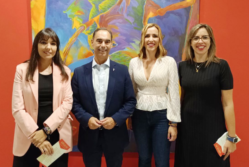 El alcalde de Benalmádena inaugura ‘Años 80’, con obras de Miquel Barceló, Ouka Leele o Ágatha Ruiz de la Prada, en el Centro de Exposiciones