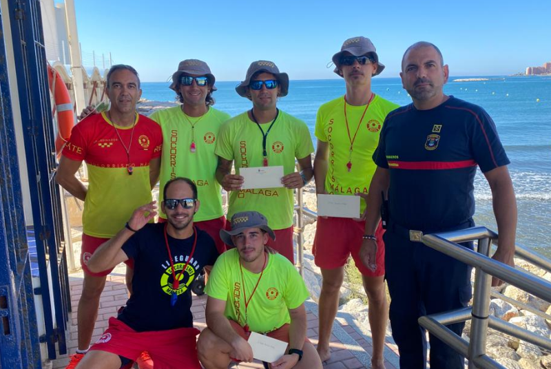 El alcalde reconoce y agradece el esfuerzo “heroico” a los socorristas del servicio de vigilancia de playas, que salvaron la vida a una persona tras sufrir un infarto mientras nadaba en una playa de Benalmádena