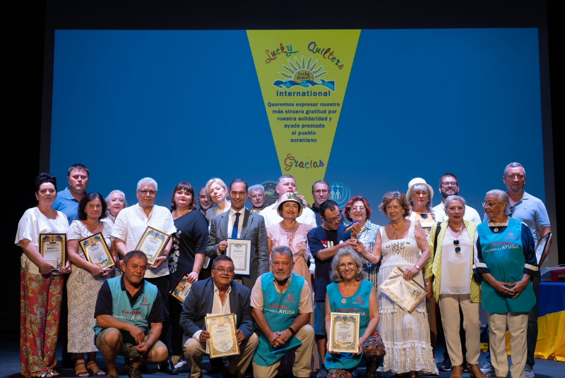 El alcalde de Benalmádena y la cónsul de Ucrania presiden la entrega de medallas promovida por la Asociación Lucky Quilters