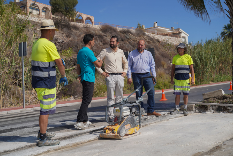 El Ayuntamiento acomete el rebaje de la mediana en varios pasos de peatones de la Avenida del Sol