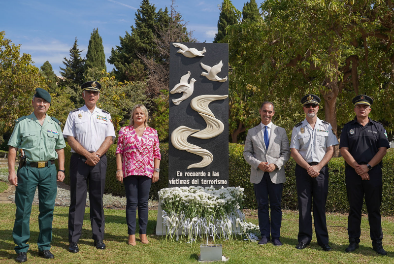 Benalmádena rinde homenaje a las víctimas del terrorismo con un monolito en su memoria en el corazón del Parque de La Paloma