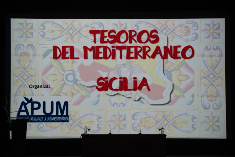 El alcalde de Benalmádena inaugura la muestra ‘Tesoros del Mediterráneo’ en la Casa de la Cultura