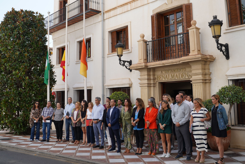 El Ayuntamiento guarda un minuto de silencio por el trágico suceso acontecido ayer en Benalmádena y muestra su total apoyo a la familia