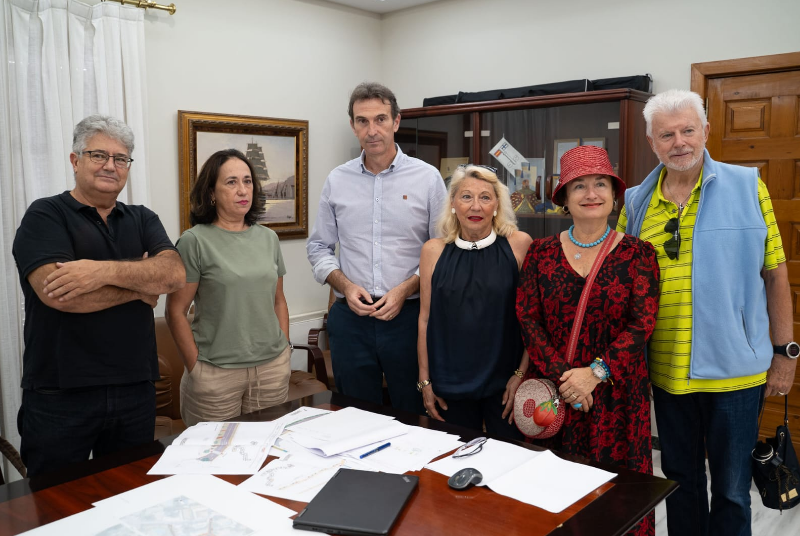 El edil de Vías y Obras mantiene una reunión con representantes de la Asociación No Al Carril Único