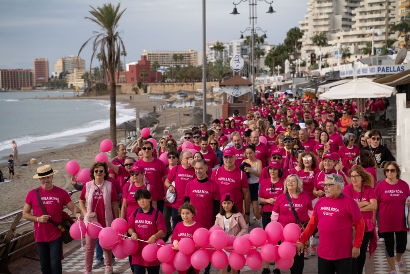 La Marea Rosa llena la costa de Benalmádena para luchar contra el cáncer de mama