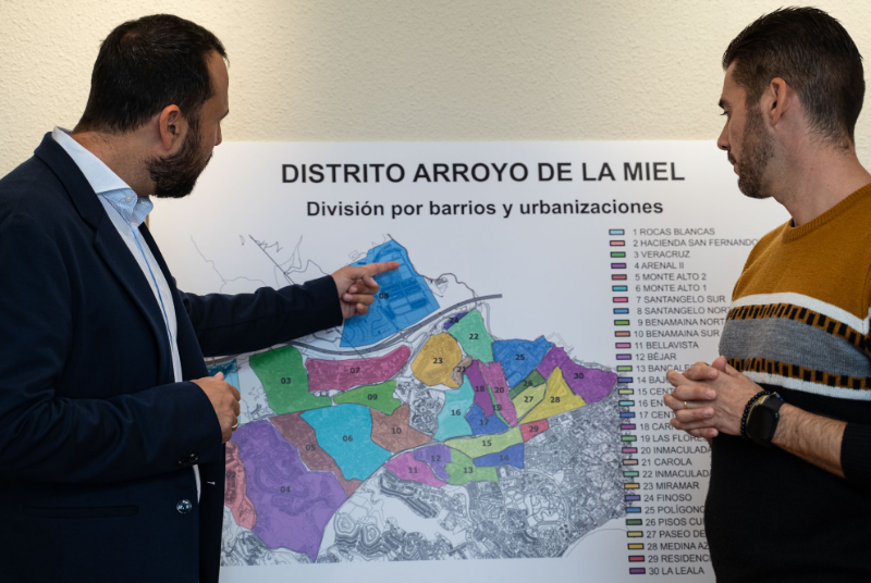 El Ayuntamiento inicia las primeras reuniones con vecinos de Arroyo de la Miel tras la división del municipio por distritos 