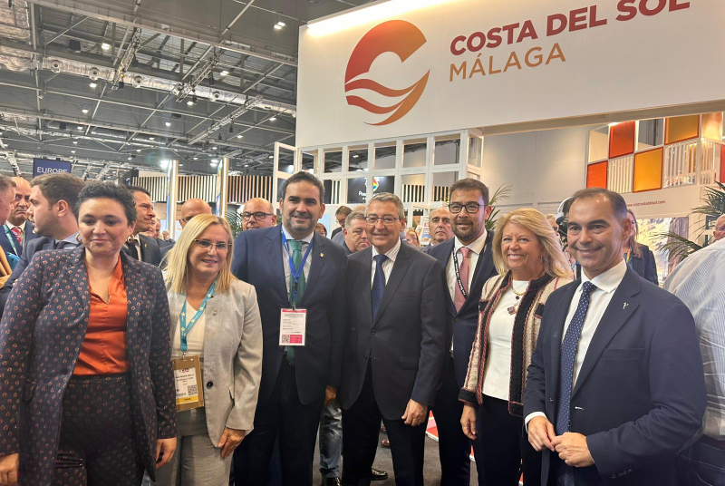 El alcalde destaca en la WTM la importancia de recuperar el papel protagonista de Benalmádena como destino único y singular en la Costa del Sol