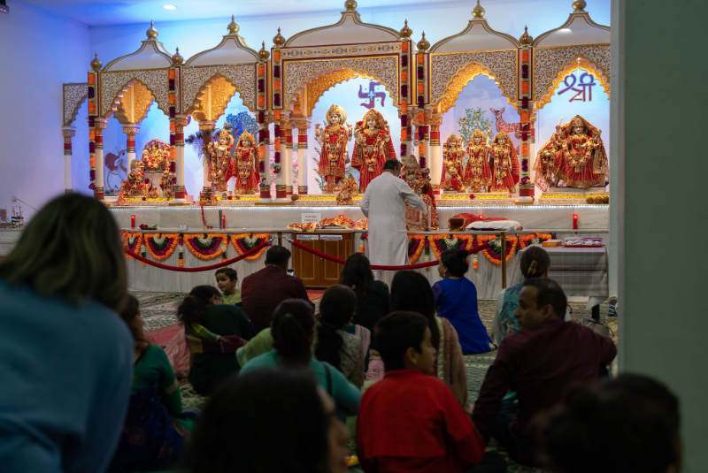 La Fiesta Diwali congrega a casi medio millar de personas en el Templo Hindú de Benalmádena para celebrar el ‘Festival de las Luces’