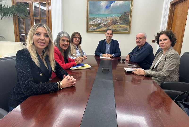 El alcalde de Benalmádena mantiene una reunión de trabajo con ABAD para atender sus demandas y necesidades