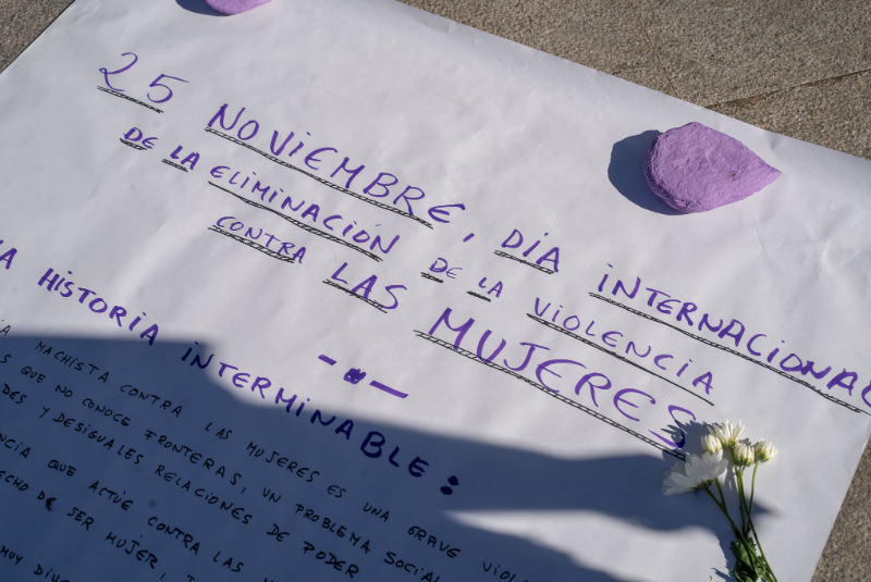 Benalmádena se suma a la conmemoración del 25N con un banco morado en el corazón del Parque de la Paloma y con distintos actos repartidos por todo el municipio