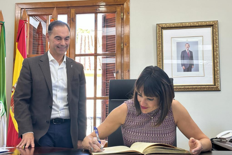 Irene Villa agradece la muestras de cariño de los vecinos de Benalmádena y firma en el Libro de Honor del Ayuntamiento