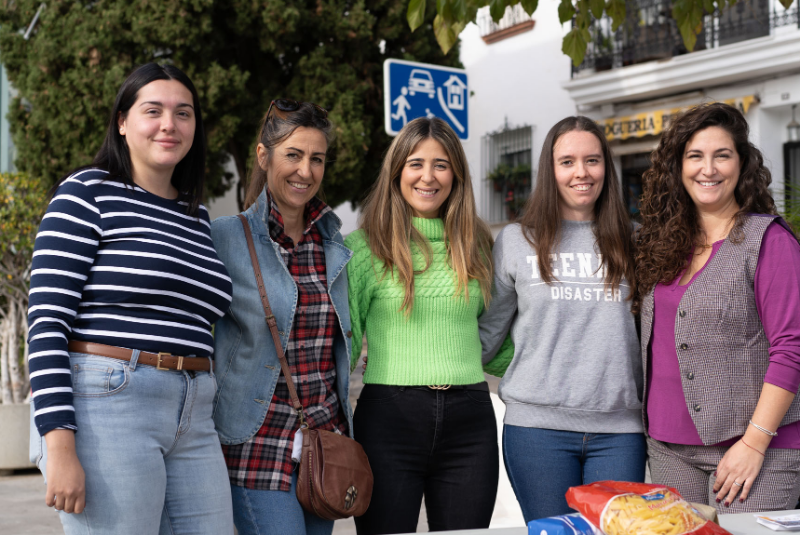 La edil de Juventud participa en una campaña de recogida de alimentos para la asociación ASIS