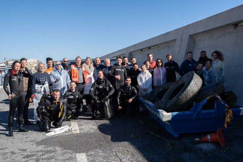 La limpieza de fondos marinos en el Puerto se salda con 2.000 kilos de residuos, una batería muy contaminante y dos ruedas de un camión retirados