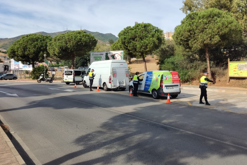 Policías locales de Benalmádena realizan formación en pruebas de detección de drogas a conductores