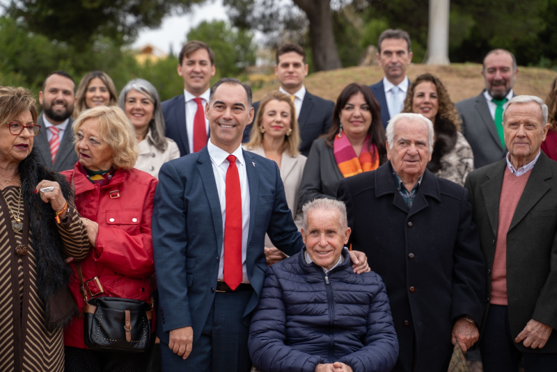 El alcalde de Benalmádena apela “a la defensa de la Constitución y a la división de poderes” en un multitudinario acto en el Parque de La Paloma