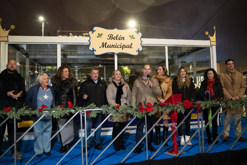 El alcalde de Benalmádena inaugura el Belén Municipal en el corazón de Pueblosol, que este año abre todo el día para vecinos y visitantes