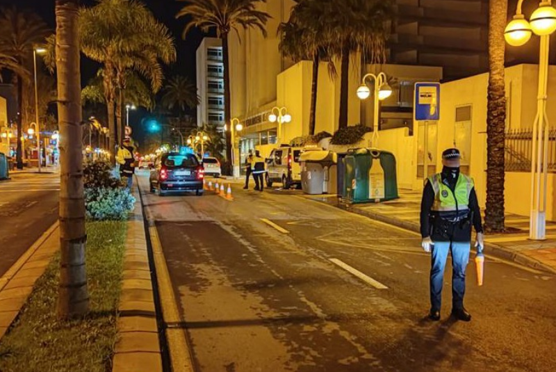 Policía Local de Benalmádena se suma a una campaña de la DGT con una veintena de controles de alcoholemia y consumo de drogas en el inicio de las fiestas navideñas