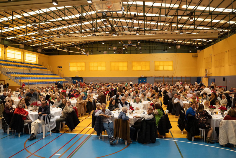 Celebrado el tradicional almuerzo de mayores con más de medio millar de asistentes en el polideportivo de Arroyo de la Miel