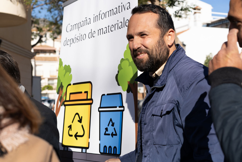 Lanzan una campaña a pie de calle para informar sobre la importancia de separar residuos en el hogar y los comercios de Benalmádena
