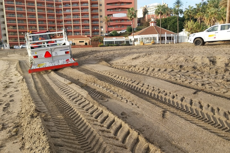 Retiradas unas 50 toneladas de algas asiáticas de las playas de Benalmádena en dos semanas, que se mantienen limpias los 365 días al año 