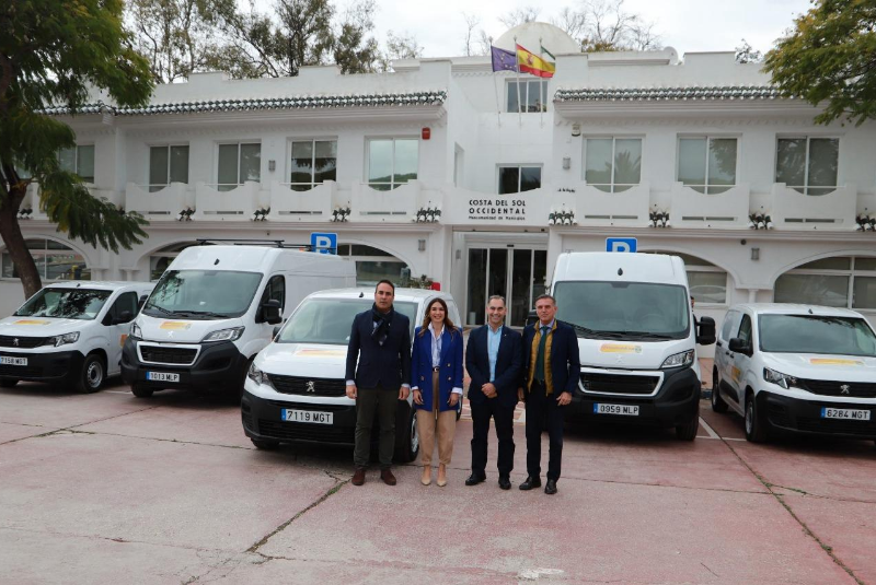 El alcalde de Benalmádena preside la entrega de cinco furgones-taller de manos de la Mancomunidad 