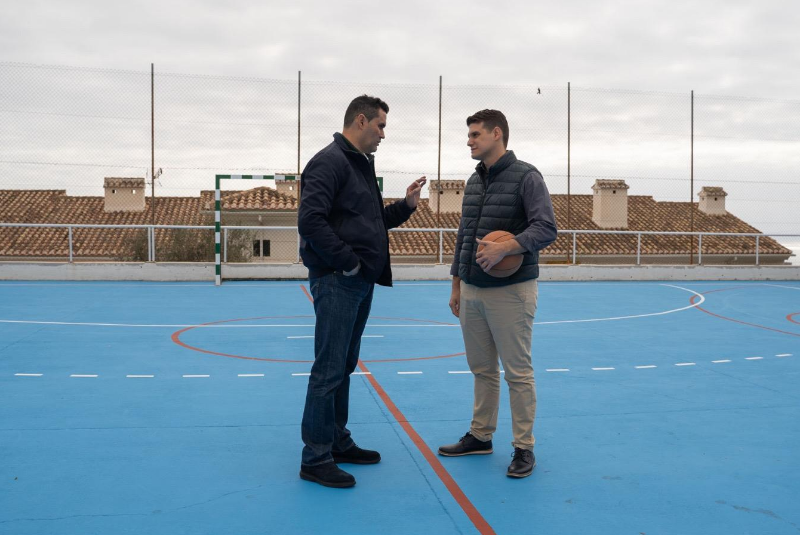 Culminan los trabajos de pintura y remodelación de la pista deportiva del Colegio Jacaranda