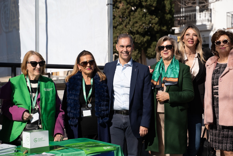 El alcalde visita las mesas informativas de la AECC de Benalmádena, con motivo del Día Mundial contra el Cáncer