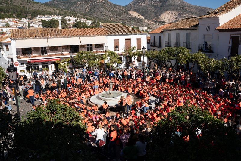 Benalmádena se une para celebrar su tradicional y emotiva Marcha por la Paz