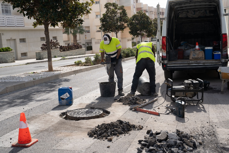 El alcalde de Benalmádena visita los primeros trabajos enmarcados en el Plan de Asfaltado, que cuenta con financiación de la Diputación