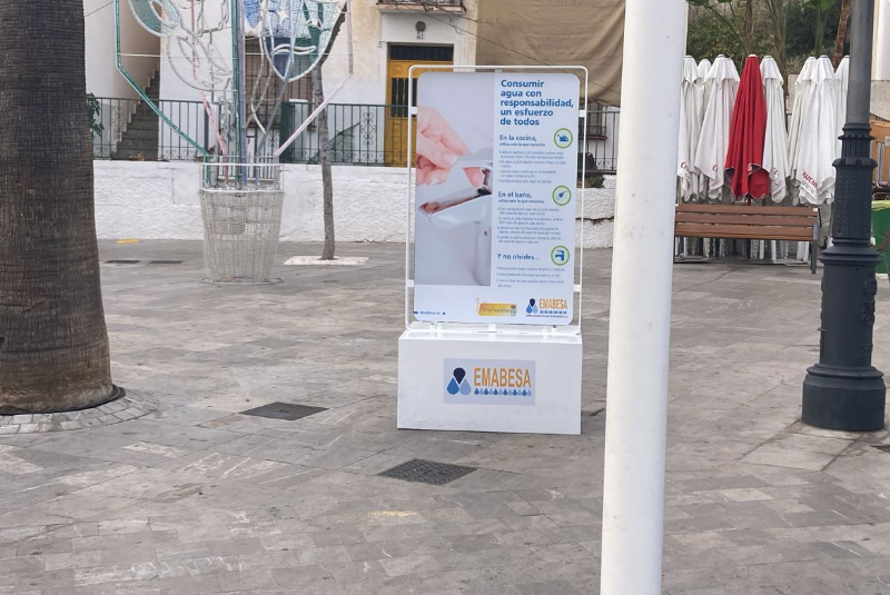 El Ayuntamiento de Benalmádena instala paneles informativos en vía pública para consumir agua con responsabilidad debido a la situación de sequía