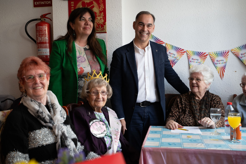 El alcalde de Benalmádena felicita a Ivy Rhodes, que pronto cumplirá 103 años, 40 de ellos, en el municipio