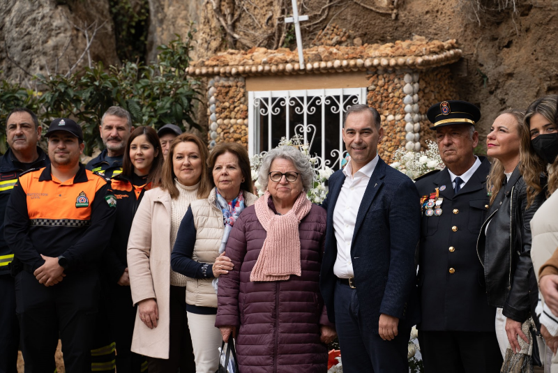 Benalmádena alberga el emotivo acto y ofrenda floral en honor a la Patrona de Protección Civil